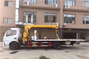 湖滨附近汽车轮胎更换